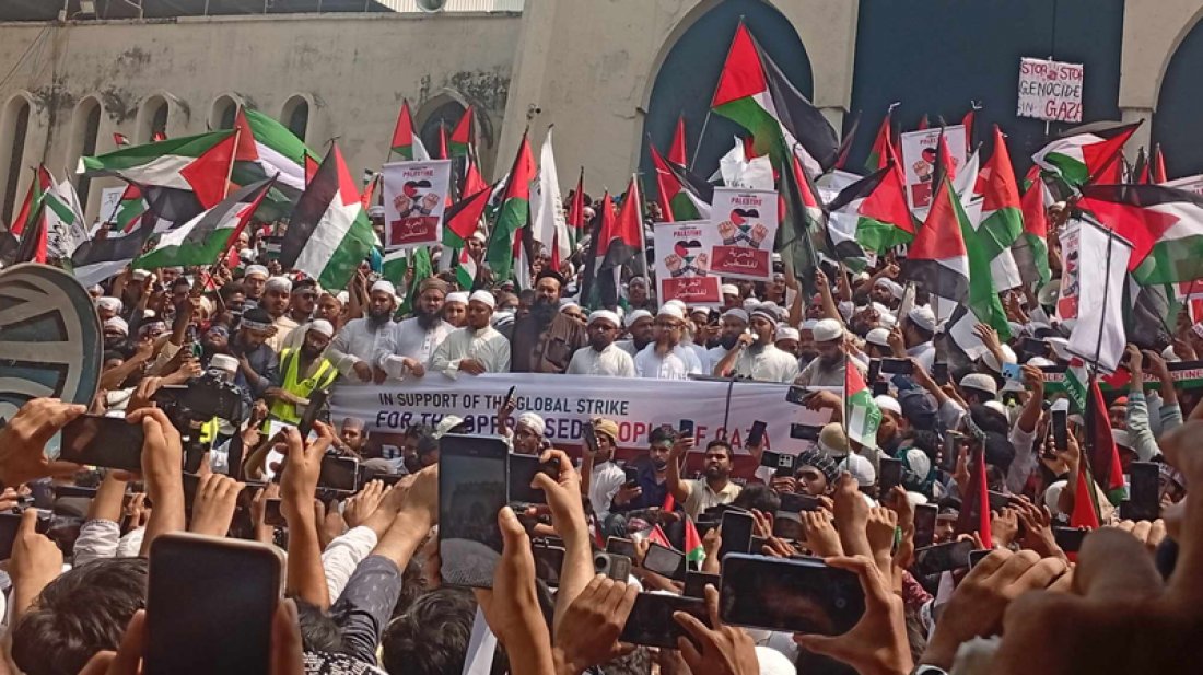 ‘ফ্রি ফ্রি ফিলিস্তিন’ স্লোগানে মুখর বায়তুল মোকাররম এলাকা